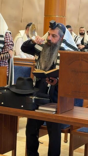 Посланник Р. Иегуда Давыдов трубит в Шойфар после молитвы Шахарис в Центральной синагоге