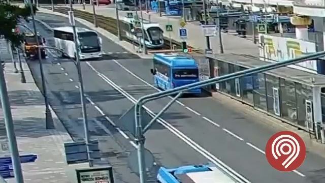 автобус врезался в трамвай как 😱
