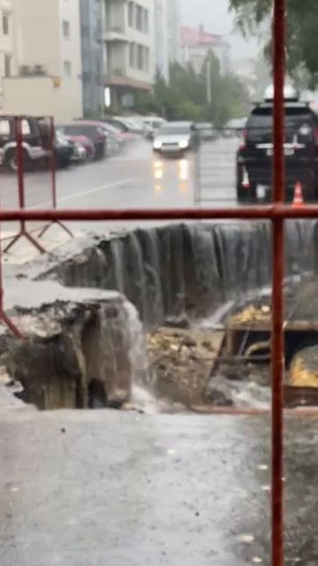 Потоки воды затопили улицы Южно-Сахалинска ,часть 2