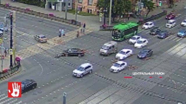 Грузвоик на скорости влетел в квадроцикл на котором ехала женщина с ребенком