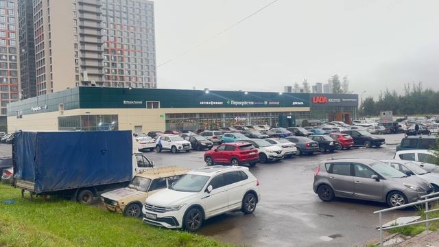 В СПб идёт непрерывный дождь.