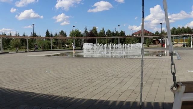 В пос. Металлплощадка и страусы у храма