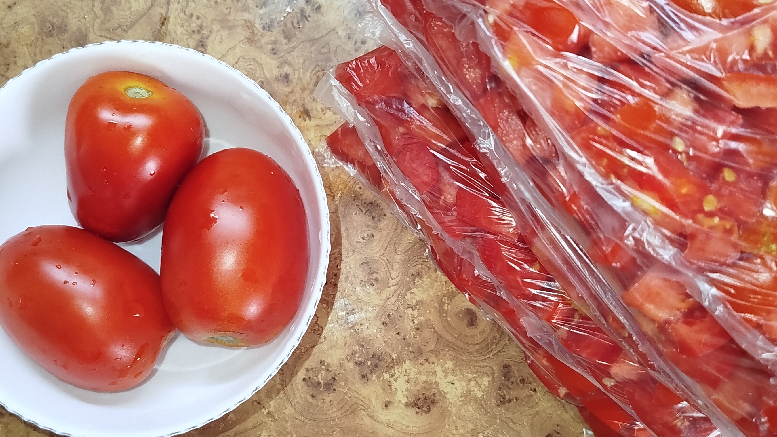 Сделала заморозку из помидоров 🍅 
Вяжу потихоньку 🧶