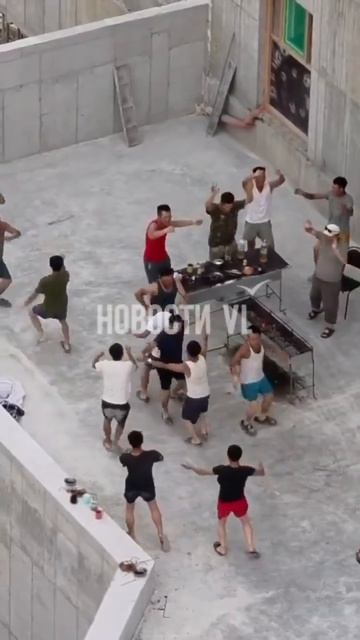 Северокорейские работяги устроили дискотеку под русские песни на стройке во Владивостоке