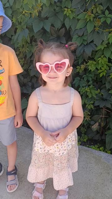 🌸 Аланочка кружится в красивом платье, а Сарматик восхищается 💕☀️ | Сарматик и Аланочка