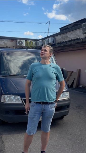 Уже почти конец лета а единственное море которое он видел этим летом - это море РАБОТЫ.