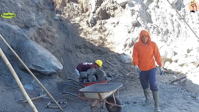 Строительство, шахтёры добывают песок в карьере