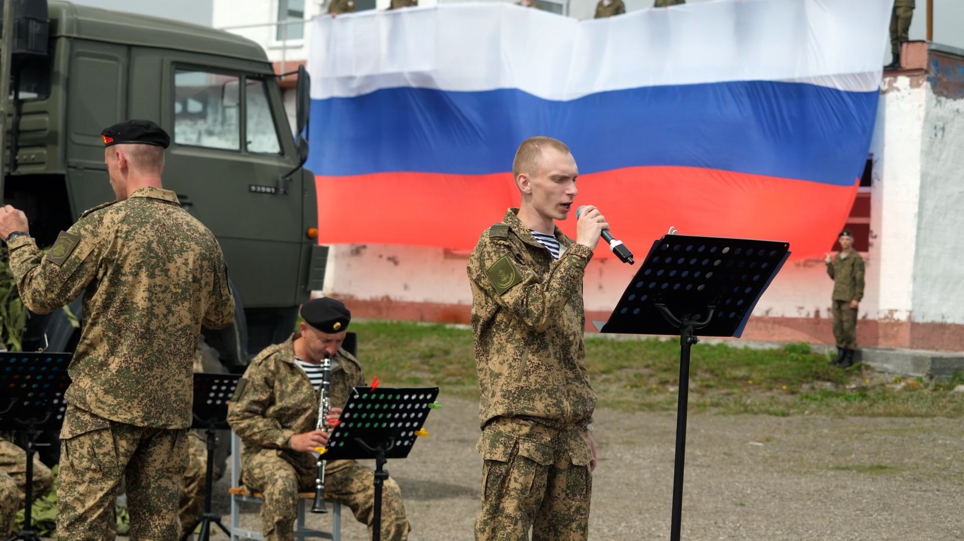 ТРИКОЛОР НАД ПОЛИГОНОМ