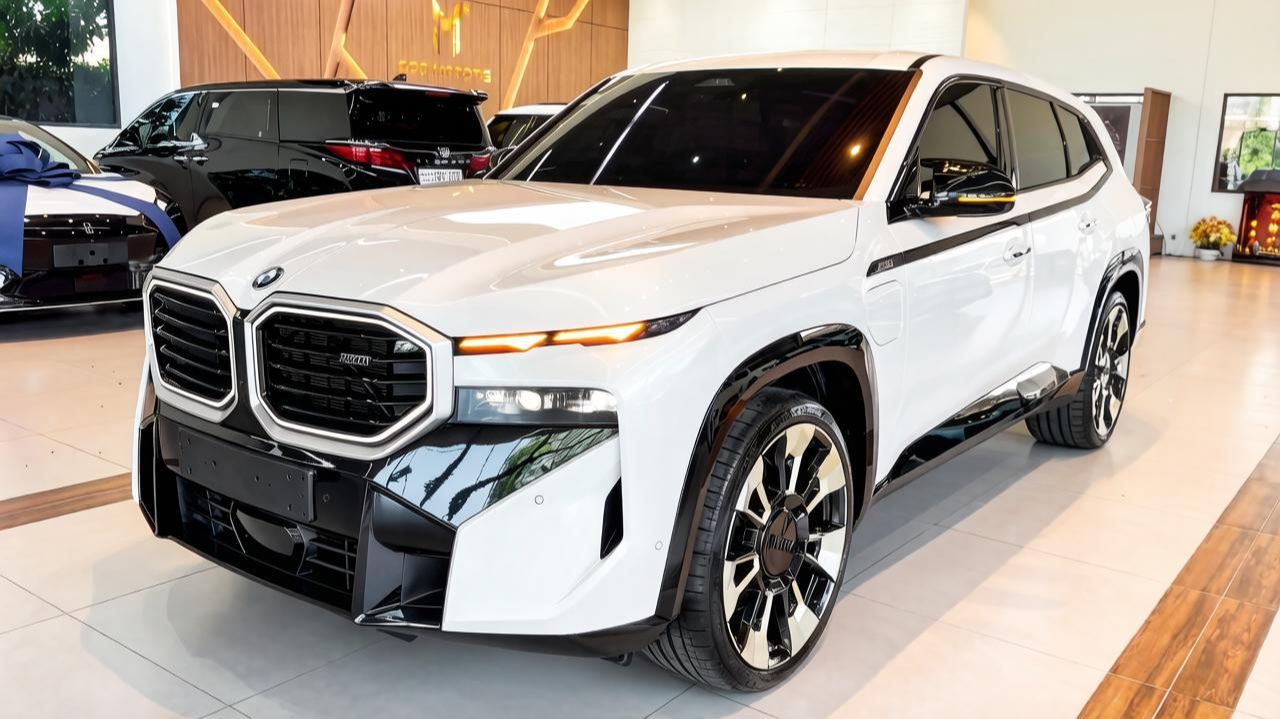 BMW XM 2026 года в белом цвете, стильный, безупречный, дорогой внедорожник. Обзор автомобилей.