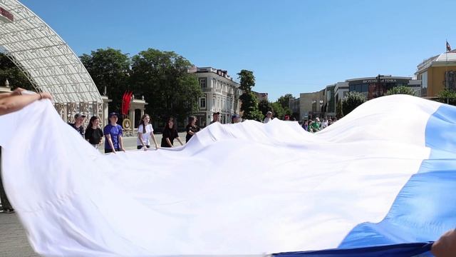 В Армавире развернули российский флаг площадью 270 квадратных метров
