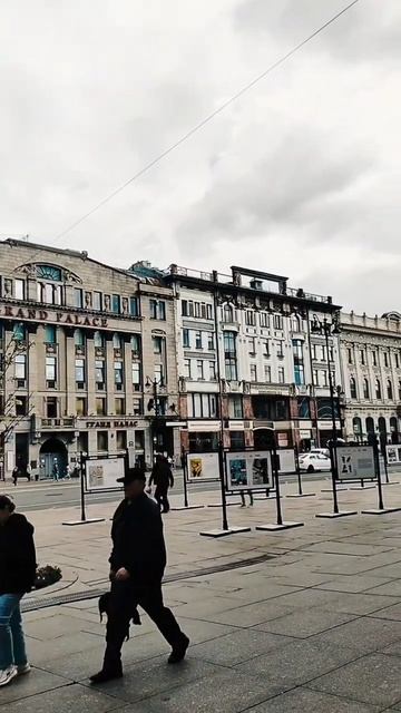 GRAND PALACE. После революции на верхних этажах были коммуналки, а на первом этаже - торговые точки.