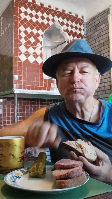 На завтрак цикорий и два бутерброда. Приятного всем аппетита.