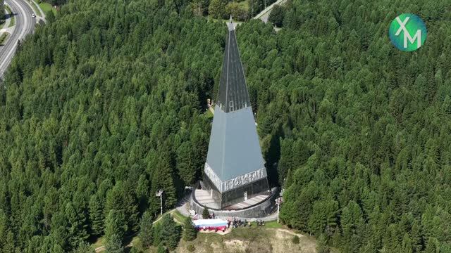 Бело-сине-красный флаг развернули у стелы первооткрывателям в Ханты-Мансийске