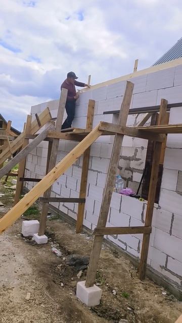 Делают опалубку для армопояса.Молельной комнаты Матери Божьей Казанской.🙏🥰💐💐💐💐🌻