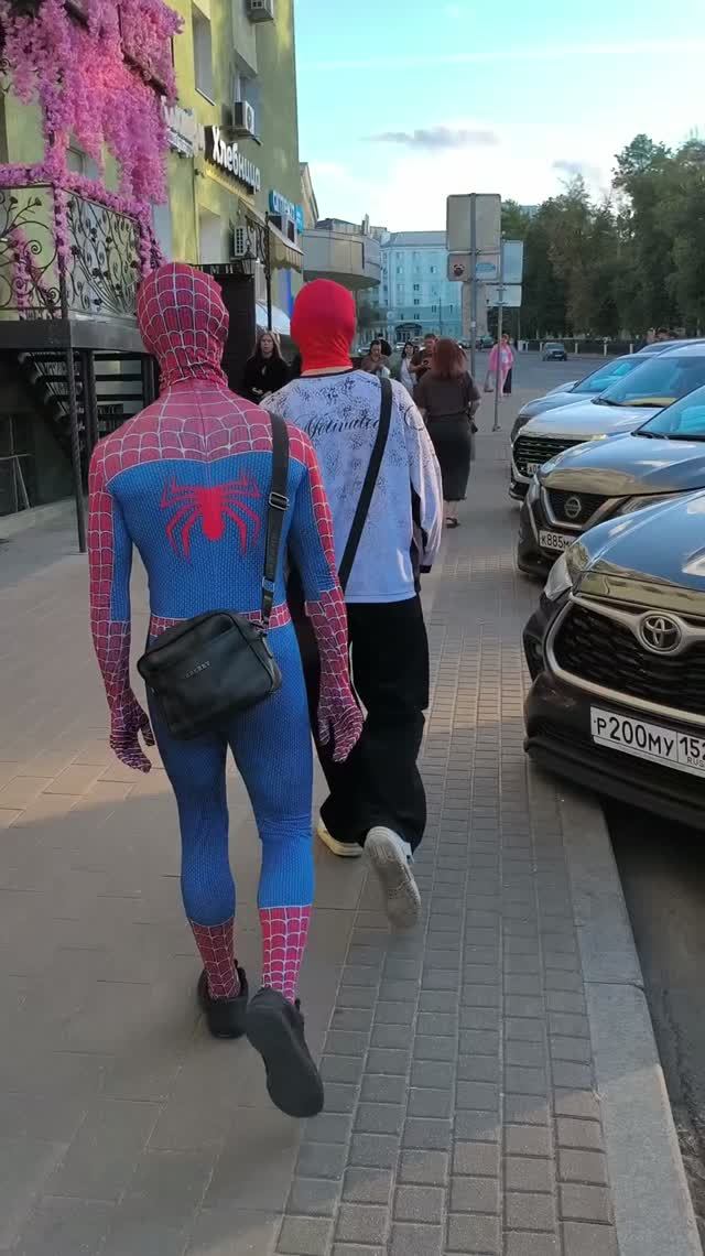 Два человека-паука в центре Нижнего Новгорода