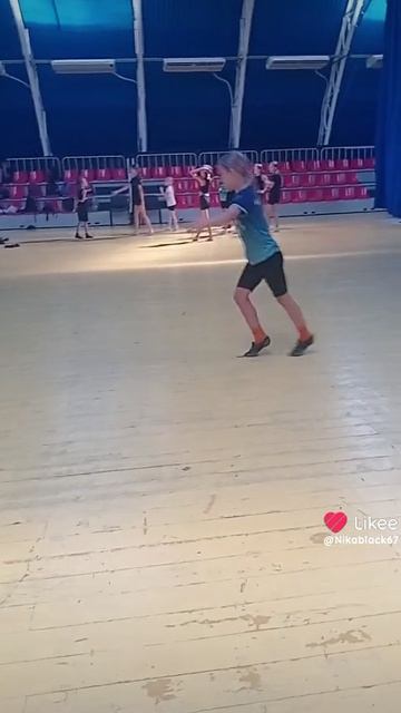 Это лунная походка самого лучшего Майкла Джексона фаны Майкла лайкайте и подписочку мне дайте