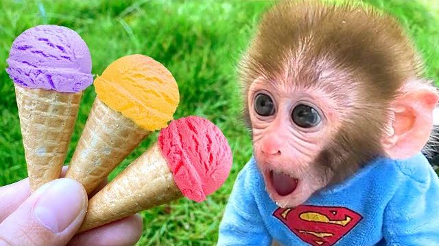 Симпатичная конфетная обезьянка наслаждается разноцветным мороженым и собирает урожай арбузов в с