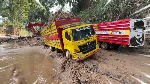 RC машинки 🚚 Грузовик с полным кузовом песка застрял в речке