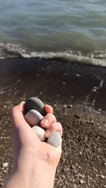 А вы бросаете камушки в море, чтоб вернуться?
