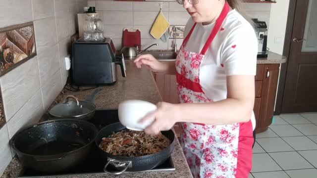 Курочка в соусе! Это очень вкусно👍Обед готов!