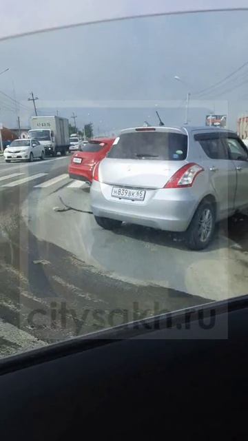 Красная машина разбилась всмятку на улице Южно-Сахалинска