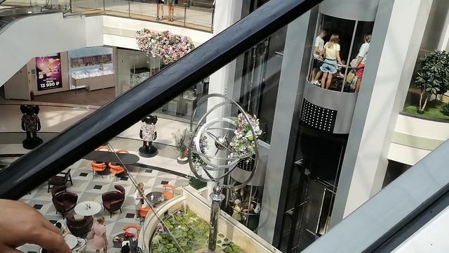 В ТЦ Гелакси город Барнаул. Фонтан с арбузами.