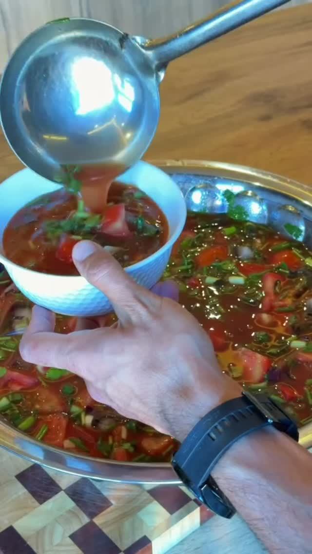 Томатный салат с зеленью.