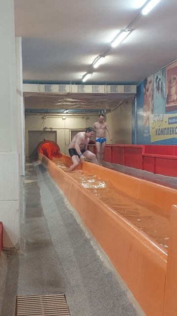 Езда с горки аквапарка в Казани