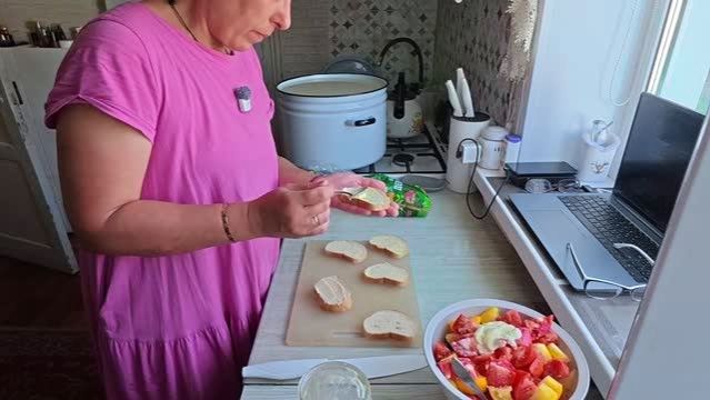 В ГОРОДЕ ЖИЛИ КРАСОТУ НАВОДИЛА.  ВСЕХ НАКОРМИЛА, МАСЛО СДЕЛАЛА, ВЗЯЛАСЬ ЗА СЫР