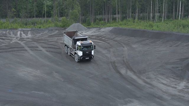 Самосвалы БАЗ: асфальт заканчивается - работа продолжается