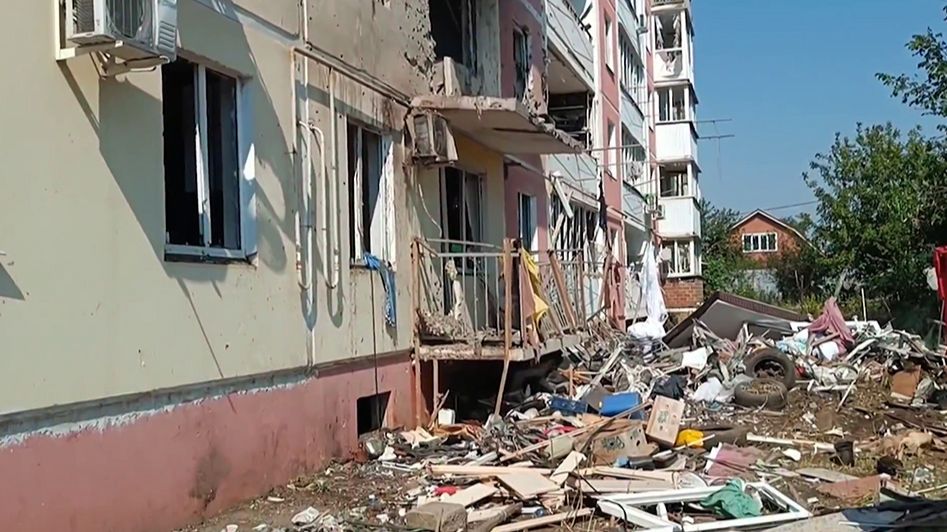 В Краснодаре устраняют последствия падения обломков БПЛА у жилого дома