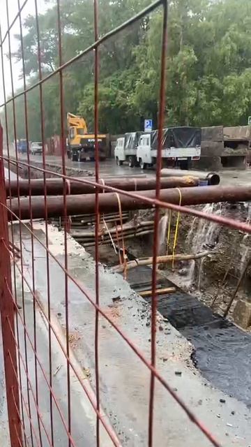 Потоки воды затопили улицы Южно-Сахалинска