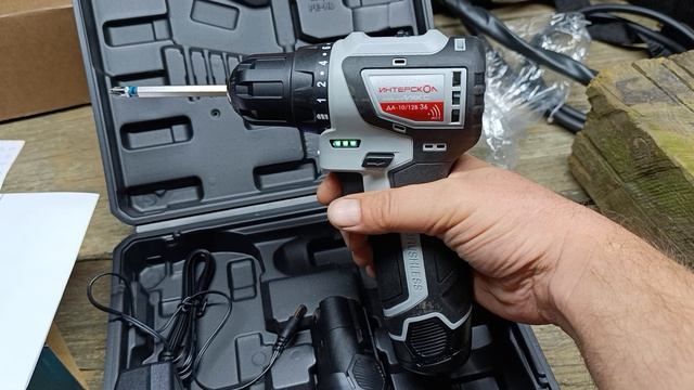Компактный шуруповёрт компании Интерскол  модель мини Макс   ДА-1012В