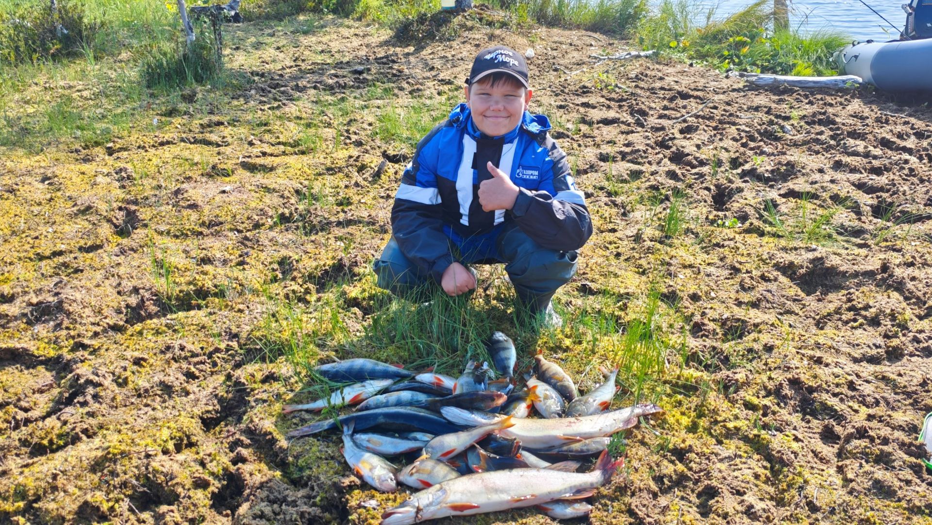 Погоняли не много с Михой зубастую да окуней.