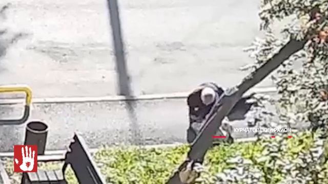 Школьники жестоко избили пенсионера прямо на улице