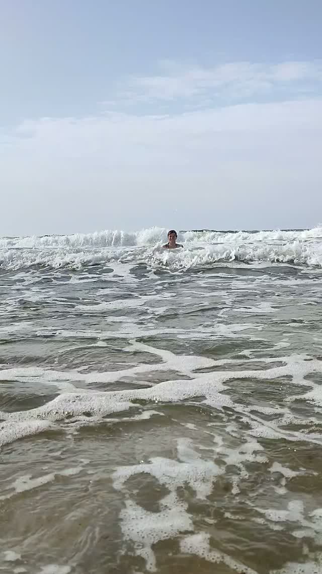 Плескаемся в величественных волнах Балтийского моря 😍