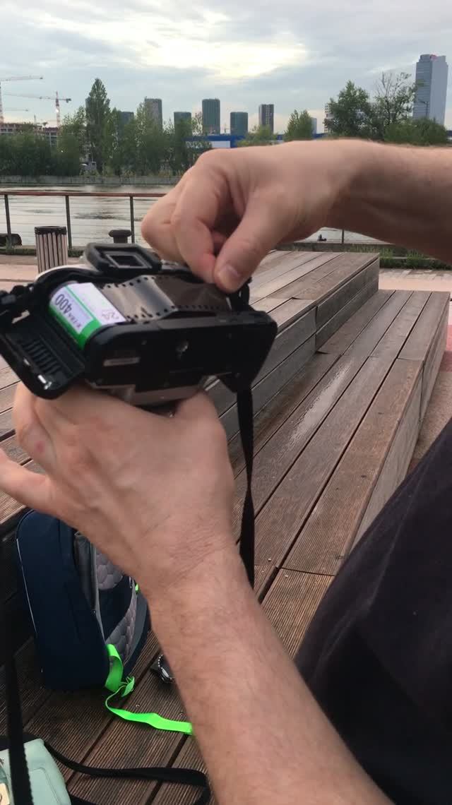 вставляем плёнку Minolta Dynax 5