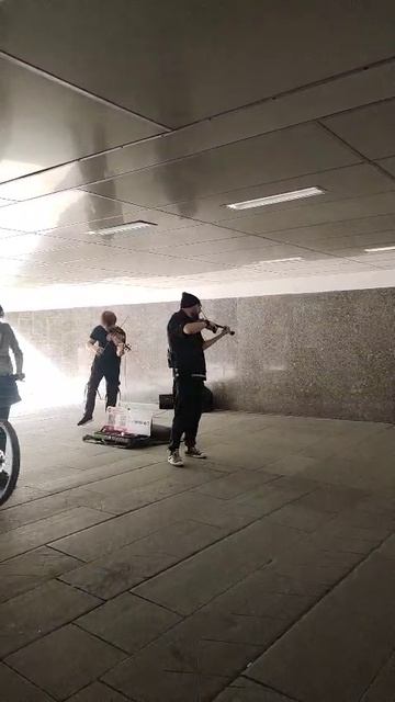 Музыка в подземном переходе.