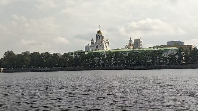 Набережная в Екатеринбурге. Колокольный звон