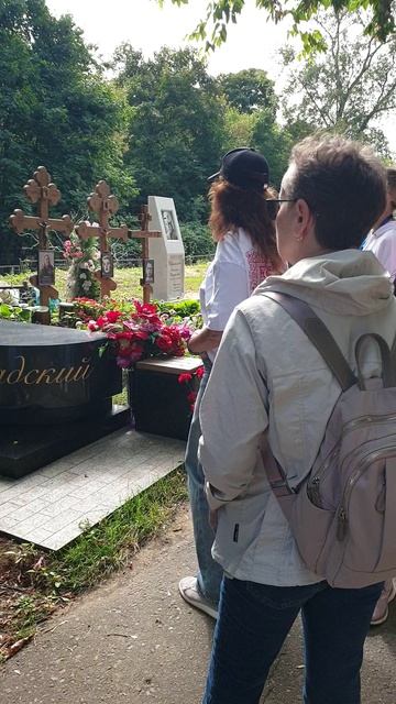 Туристы у могилы Александра Градского на Ваганьковском кладбище