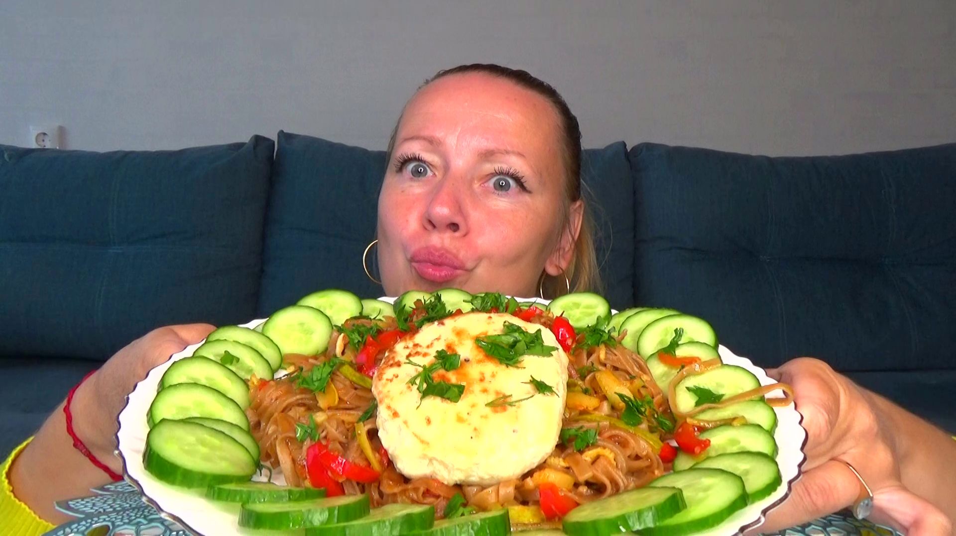 Мукбанг от Яны Котлета куриная и гречневая лапша с овощами по типу удон.Огурец. Еда вауснота.