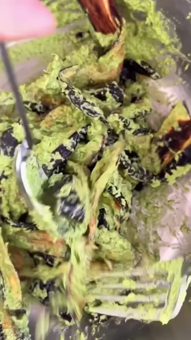 Запечённые баклажаны с ореховым соусом.