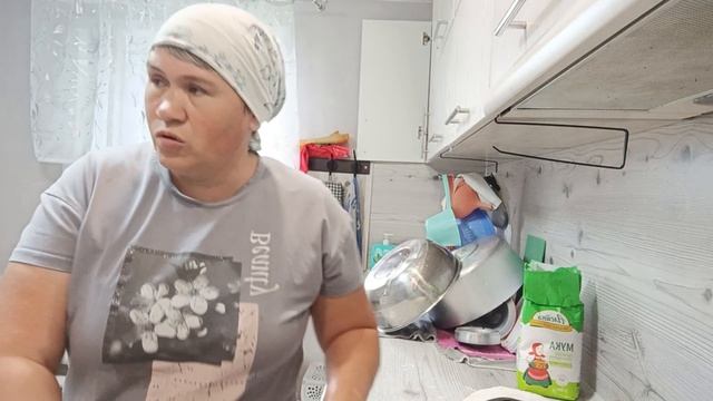 Дров заготовили .Готовлю и чебуреки с внуком лепим .жизнь в деревне