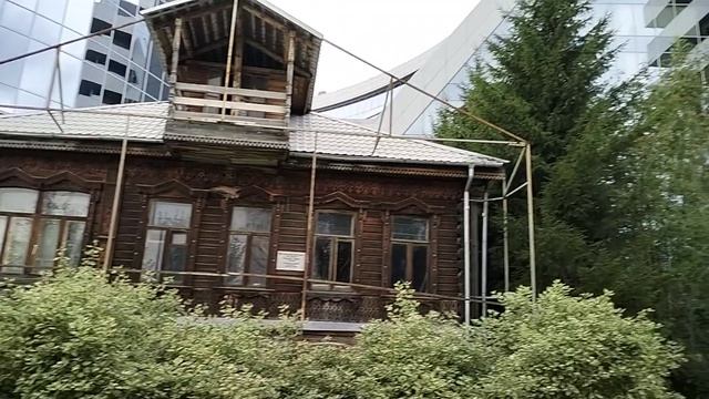 Ельцин-центр и дом Аркадия Гайдара. Контраст современности и старины.