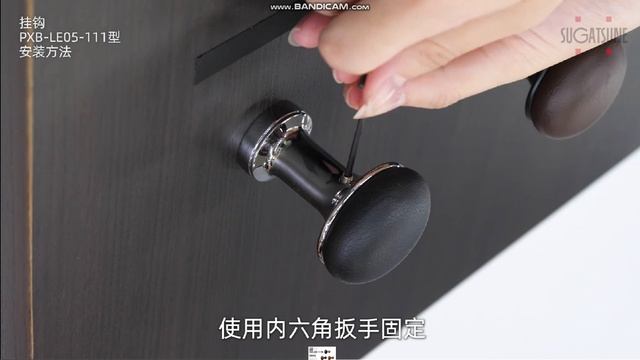 Крючок PXB-LE05-111.  Контраст между цветом и текстурой кожи и металлическим основанием