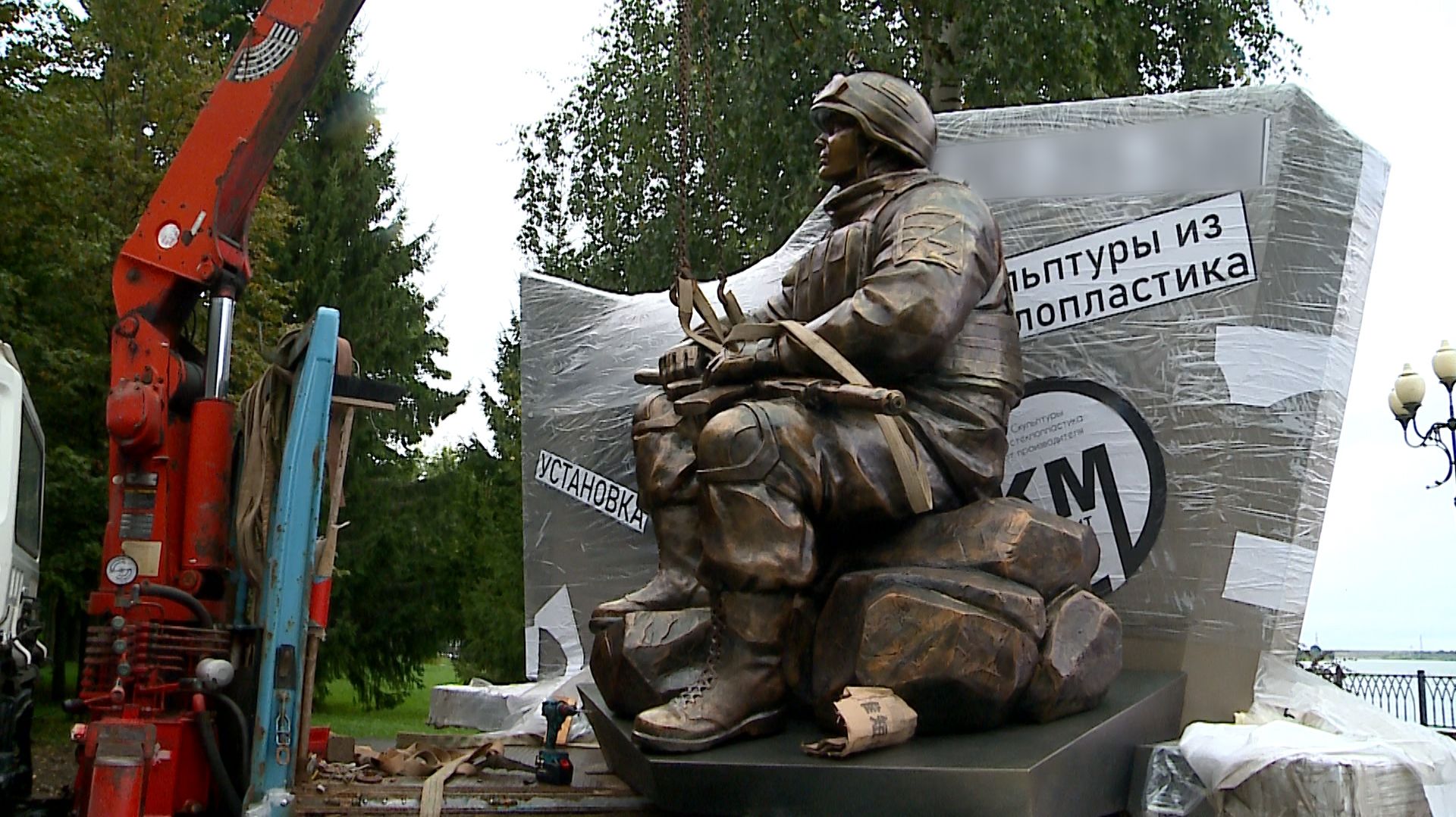 (Рыбинск-40) В ВОЛЖСКОМ ПАРКЕ МОНТИРУЮТ ПАМЯТНИК