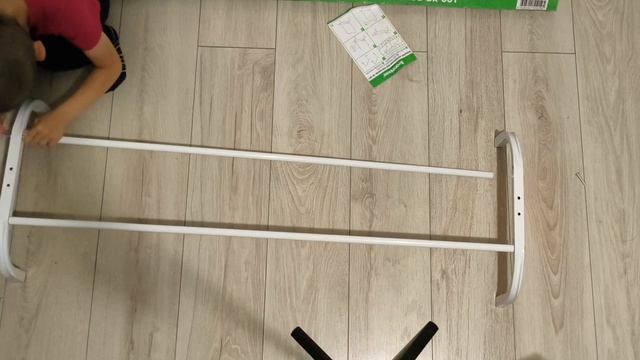 Иракли собирает напольную вешалку