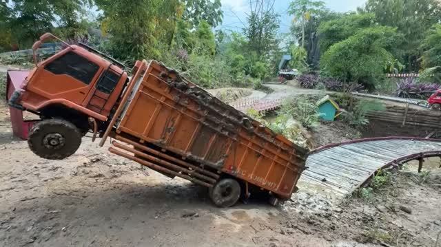 RC машинки 🚚 Грузовики пытаются вывезти грязь