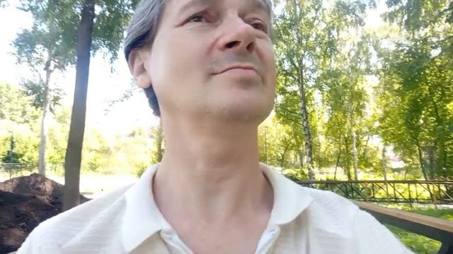 ПАРК  КАМЕНКА. СЕГОДНЯ ЧТО ТО  ПТИЦ НЕТ ТОЛЬКО ГОЛУБИ  КРЯКВ НЕТУ