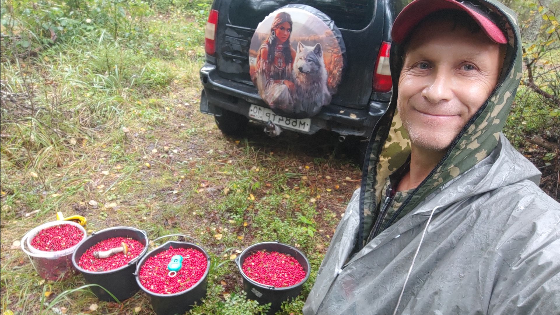 НАШЁЛ В КАРЕЛЬСКОМ ЛЕСУ ДЕЛЯНКУ С ТОННОЙ БРУСНИКИ! ТАСКАЮ БОЛЬШИМИ ВЁДРАМИ К МАШИНЕ!